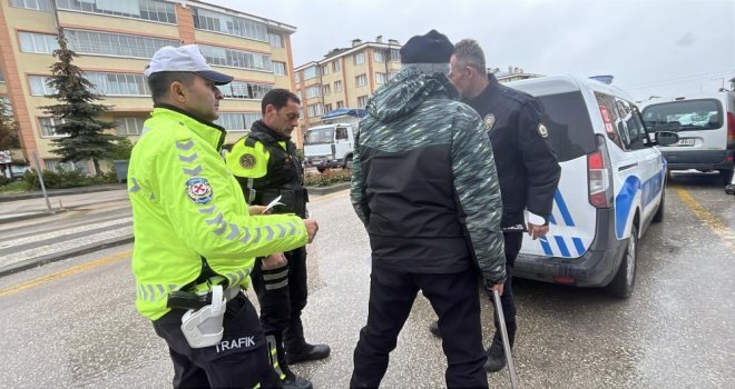 Ehliyeti iptal edilen sürücü yaşlı kadına çarptı