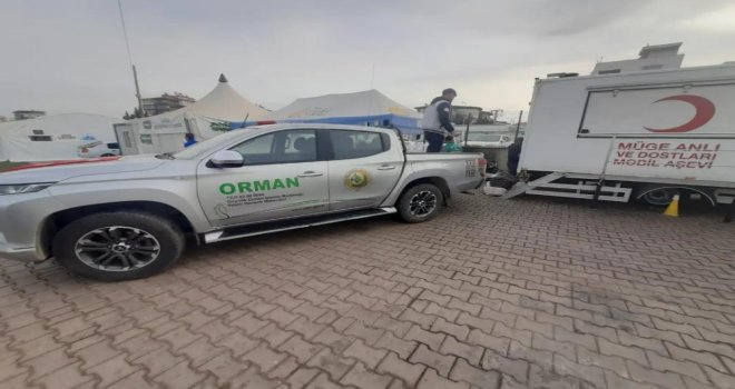 Ekipler deprem bölgesinde köylere su ve odun ulaştırıyor
