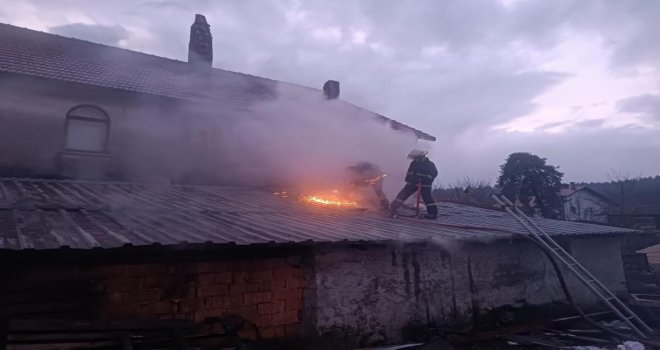 Ekmek üretimi sırasında fırın deposu alevlere teslim oldu