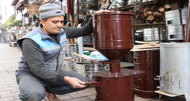 El emeği ile 41 yıldır fındık sobası imal ediyor