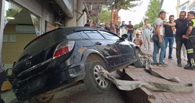 El freni çekilmeyen otomobil, önce araca çarptı ardından dükkâna daldı