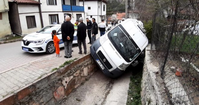 El frenini çekmeyi unuttu, öğrenci servisi kanala düştü....