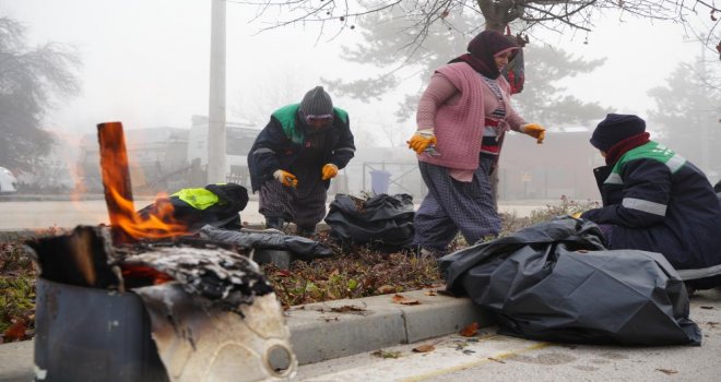 Emekçi kadınların soğuk havada zorlu mesaisi...