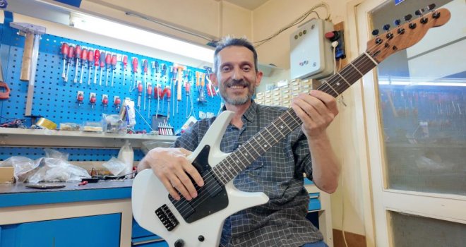 Emekli oldu, gitar üretmeye başladı