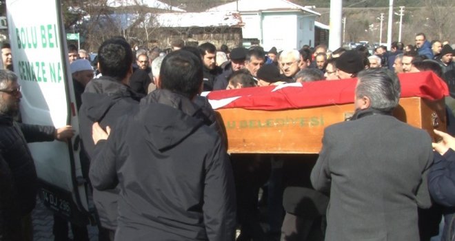 Enkaz altında hayatını kaybeden genç öğretmen toprağa verildi