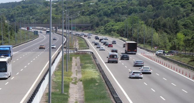 Erkenden yola çıkan tatilciler Bolu geçişinde akıcı yoğunluk oluşturuyor.....