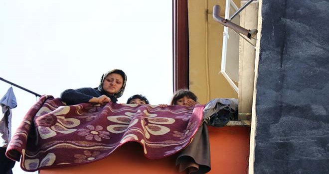 Evde kilitli kalan Afgan uyruklu aile, kapı balyozla kırılarak kurtarıldı