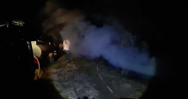 Evin yanındaki baraka alev alev yandı, itfaiye ekipleri faciayı önledi