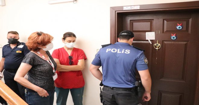 Evinden kötü kokular gelen yaşlı kadın tüm çabalara rağmen kapısını açmadı