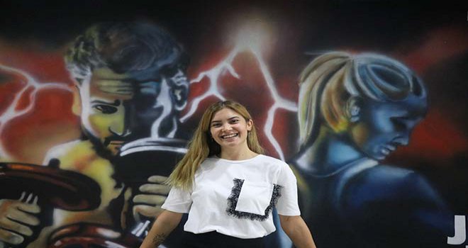 Evini boyayarak başladı şimdi şehri renklendiriyor