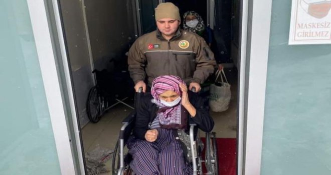 Evinin yolu kar nedeniyle kapanan yaşlı kadının yardımına orman ekipleri koştu