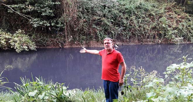 Fabrika atıklarının kirlettiği Mudurnu deresi siyaha büründü