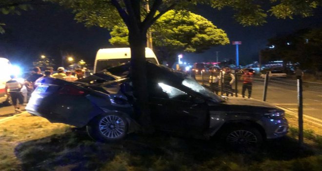 Feci kazada otomobil kağıt gibi ezildi: 5 yaralı