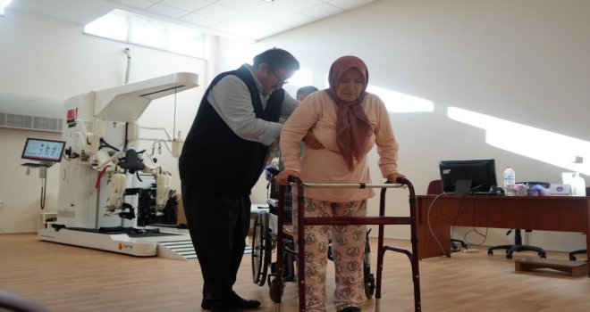 Felç geçiren kadın, ‘Robot Destekli Yürüme Sistemi’ sayesinde ilk adımlarını atmaya başladı