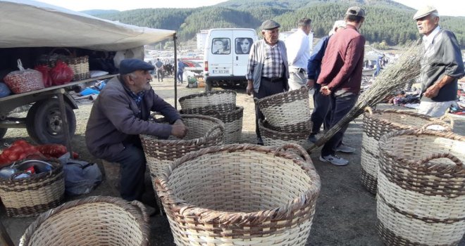 Fındık dallarından ördüğü sepetleri bin liradan satıyor