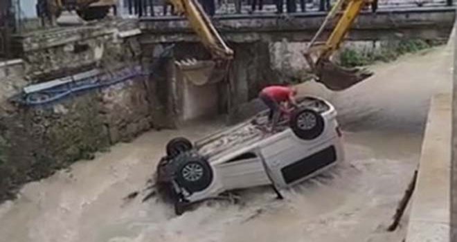 Fren yerine gaza basınca dereye uçtu