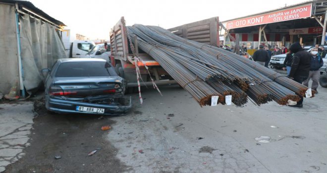 Freni boşalan kamyon 5 araca çarptı: 1 yaralı