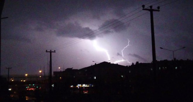 Geceyi aydınlatan şimşekler görsel şölen oluşturdu