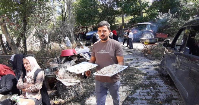 Geleneksel Hacet Bayramı'nda dağıtılan yemek için 150 kilo pirinç ve 200 kilo et kullanıldı