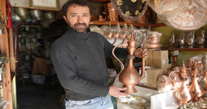 Gerede işi küçük bakır ibrikleri artık süs olarak kullanılıyor…
