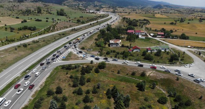 Gerede-Karadeniz Bağlantı Yolu'nda tatilci yoğunluğu havadan görüntülendi..