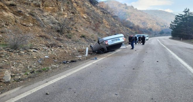 Gizli buzlanma nedeniyle kontrolden çıkan otomobil tepetaklak oldu