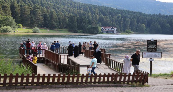 Gölcük Tabiat Parkı’nda tatilci yoğunluğu....