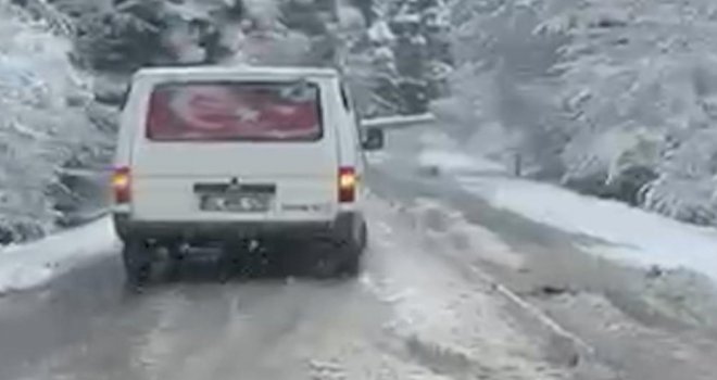 Gölcük yolunda kar sürprizi: Kar lastiği olmayan araç yolda kaldı