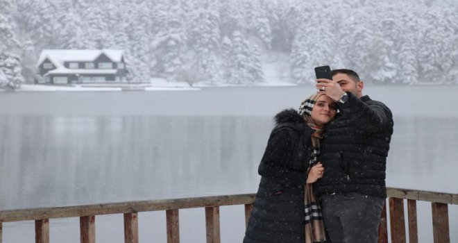 Gölcük’ün kar manzarası tatilcileri mest etti