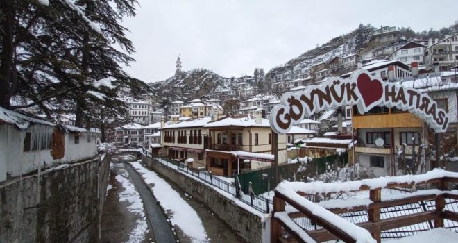 Göynük'te 1 metreye yakın buz sarkıtları oluştu