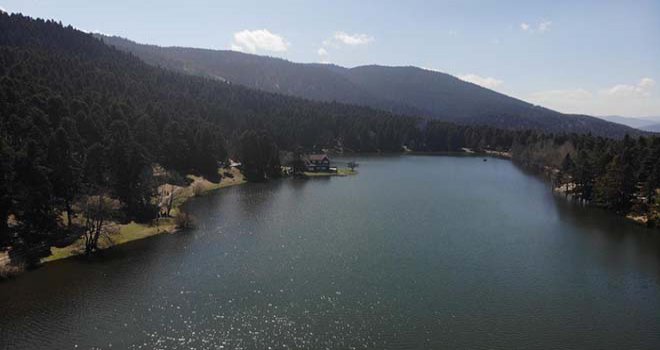 Güneşli havanın hakim olduğu Gölcük Tabiat Parkı’nın güzelliği havadan görüntülendi