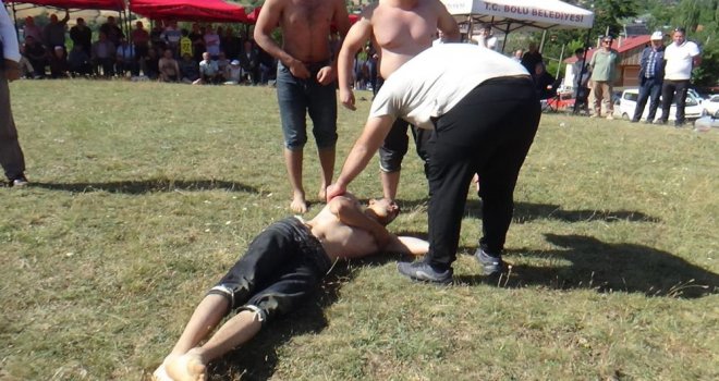 Güreşçinin dirseği kırıldı……