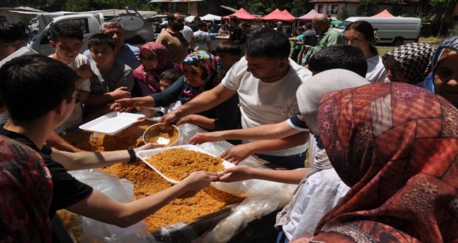 Hacet Bayramı'na binlerce kişi akın etti: Kazan kazan kavurma ve pilav dağıtıldı