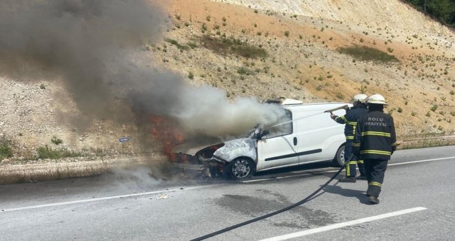 Hafif ticari araç alev alev yandı.....