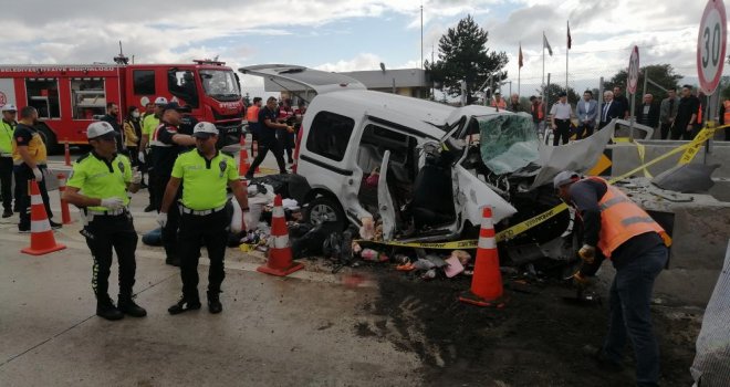 Hafif ticari araç gişe bariyerlerine ok gibi saplandı: 3 ölü, 1 yaralı
