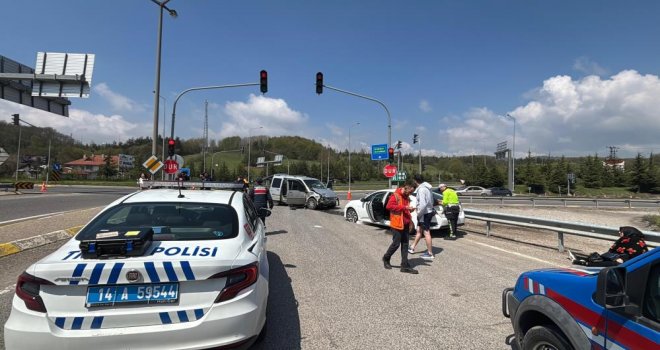 Hafif ticari araç ile otomobil çarpıştı: 10 yaralı