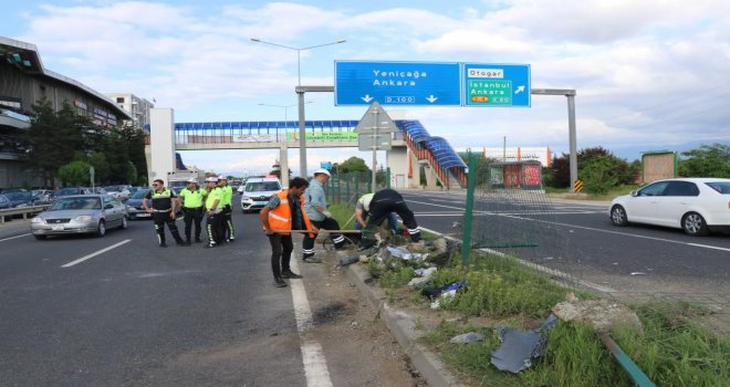 Hafif ticari araca çarpan motosikletli yolun karşısına uçtu: 3 yaralı