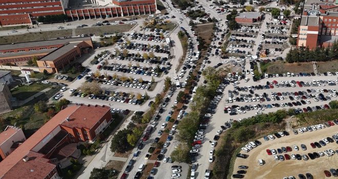 Hastane çevresinde yol kenarına gelişigüzel park eden araçlar ulaşımı aksatıyor
