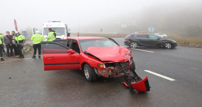 Hastaneye giderken sisli yolda kaza yaptılar: 2 yaralı