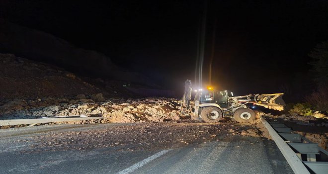 Heyelan sebebiyle kapanan Bolu-Mengen yolu tek şeritten açıldı