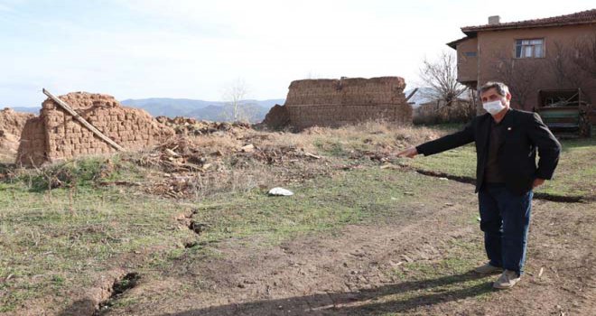 Heyelanın zarar verdiği evlerinden çıkan köylüler 7 yıldır yeni evlerini bekliyor