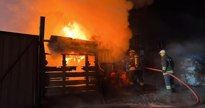 Hurdalıkta çıkan yangın 2 katlı binayı küle çevirdi......