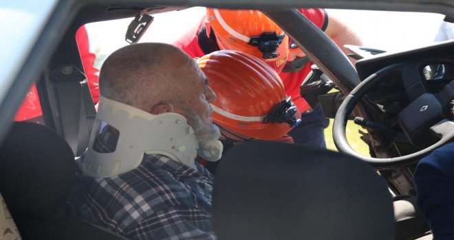 Hurdaya dönen araçta sıkışan sürücüyü itfaiye kurtardı