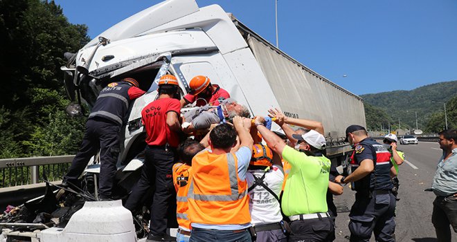 Hurdaya dönen tırda sıkışan sürücü yarım saatte kurtarıldı