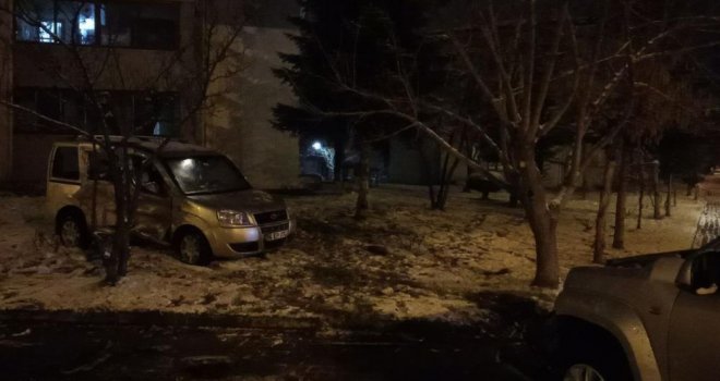 İki caddenin kesiştiği yolda kaza: Hafif ticari araç apartmanın bahçesine savruldu