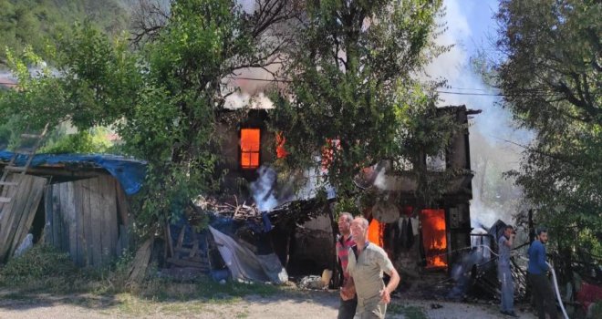 İki katlı ahşap ev alev alev yandı......