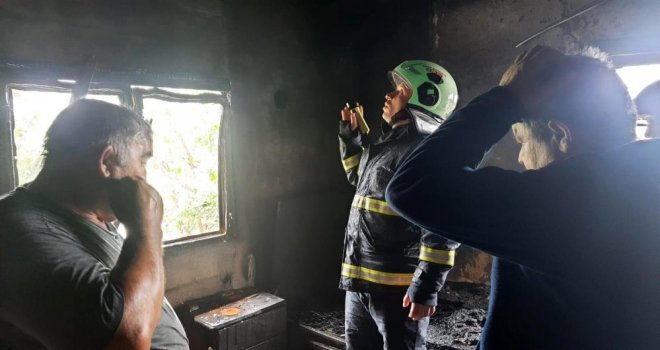 İki katlı ev, çıkan yangında kullanılamaz hale geldi.....