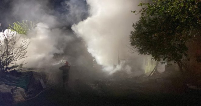 İki katlı ev yangında hasar gördü...