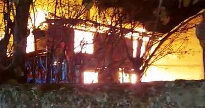 İki katlı evde devrilen soba yangın çıkardı: 1 ölü