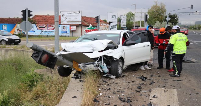 İki otomobil kavşakta birbirine girdi..